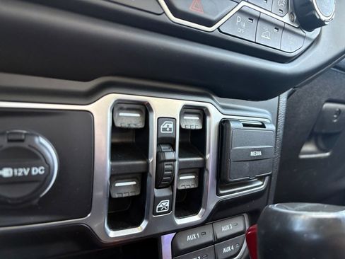 Used 2020 Jeep Gladiator Overland image 12