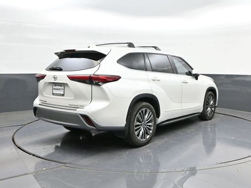 Used 2020 Toyota Highlander Platinum image 11