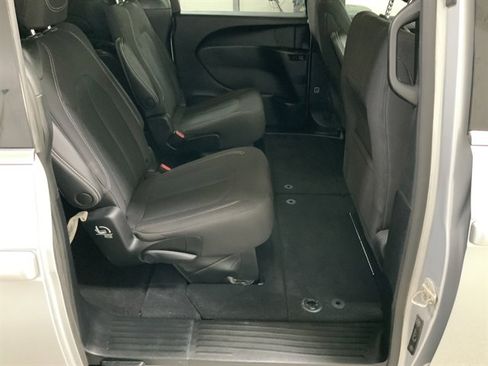 Used 2023 Chrysler Pacifica Touring image 18
