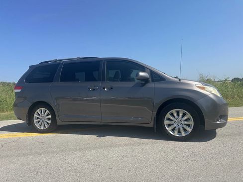 Used 2012 Toyota Sienna LE image 2