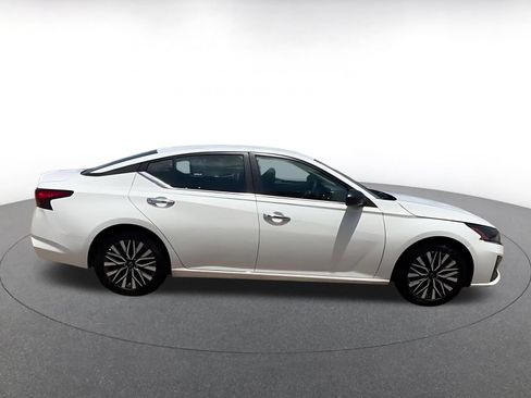 Used 2025 Nissan Altima 2.5 SV FWD image 16