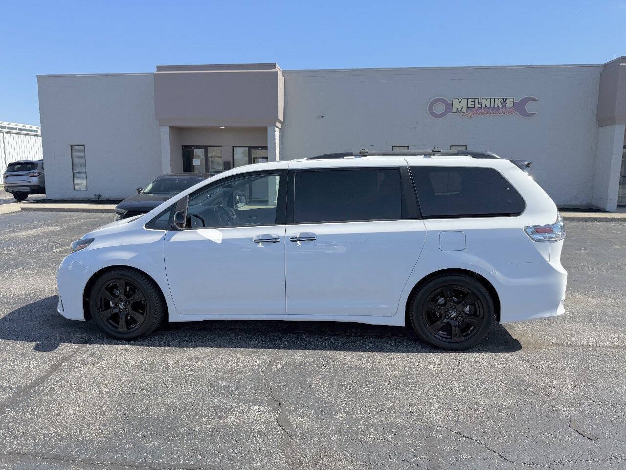 Used 2020 Toyota Sienna SE Premium w/ Nightshade Edition FWD image 8