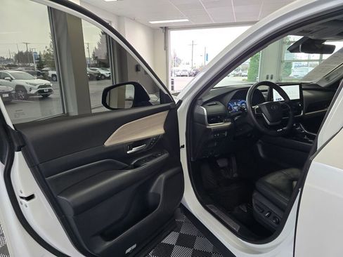 Used 2024 Toyota Grand Highlander Limited image 19