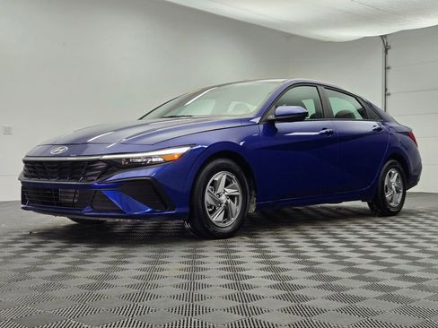 Used 2025 Hyundai Elantra SE image 12