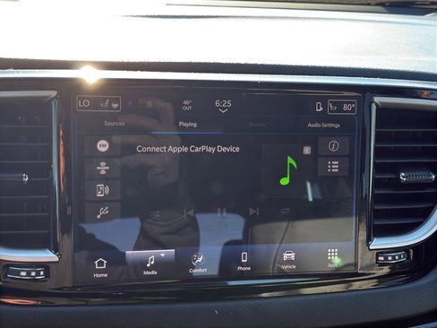 Used 2025 Chrysler Pacifica Select image 17