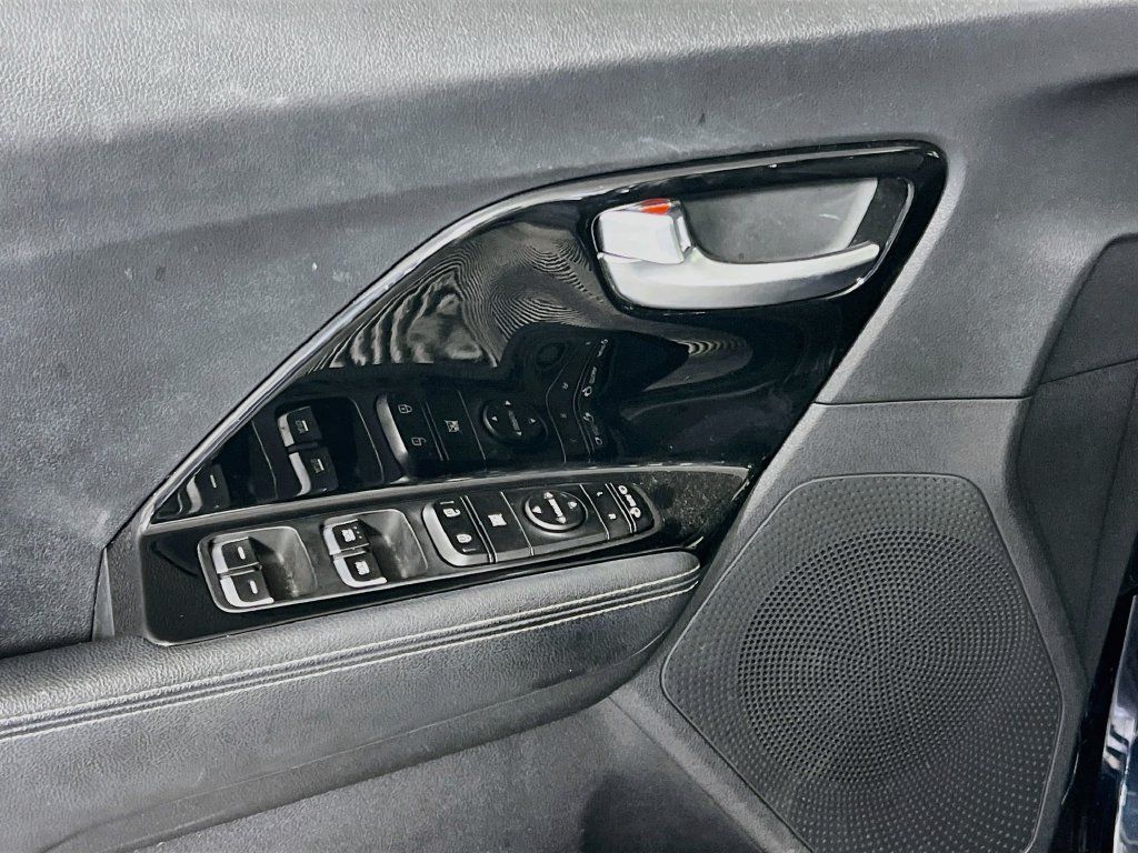 Used 2020 Kia Niro EX FWD image 11