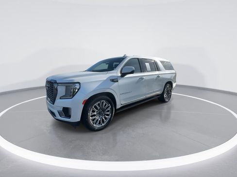 Used 2023 GMC Yukon XL Denali Ultimate w/ LPO, Floor Liner Package AWD/4WD image 4
