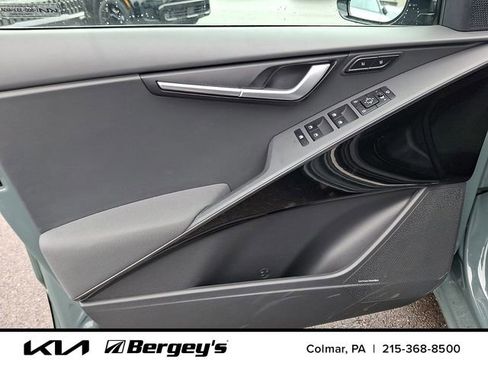 Used 2023 Kia Niro SX Touring image 15