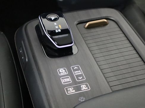 Used 2024 Nissan Ariya FWD image 30