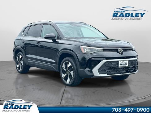 Used 2025 Volkswagen Taos SE AWD/4WD image 1