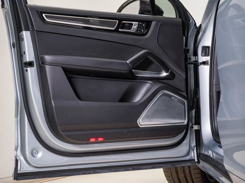 Used 2022 Porsche Cayenne Turbo image 25