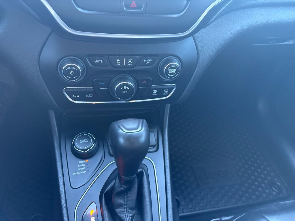 Used 2019 Jeep Cherokee Latitude Plus w/ Cold Weather Group AWD/4WD image 21