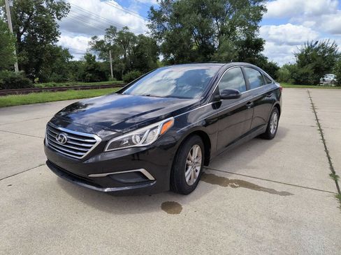 Used 2016 Hyundai Sonata SE image 1