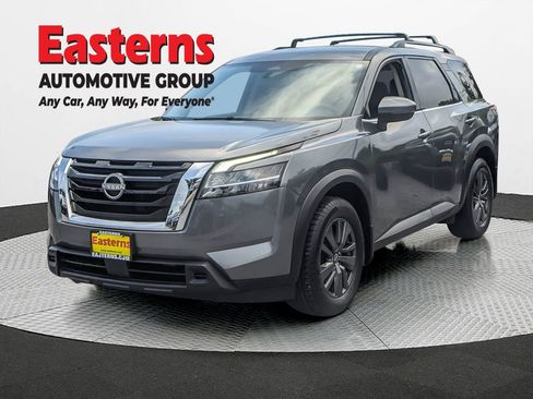 Used 2022 Nissan Pathfinder SV image 2