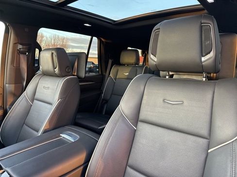 Used 2025 Cadillac Escalade Premium Luxury image 35