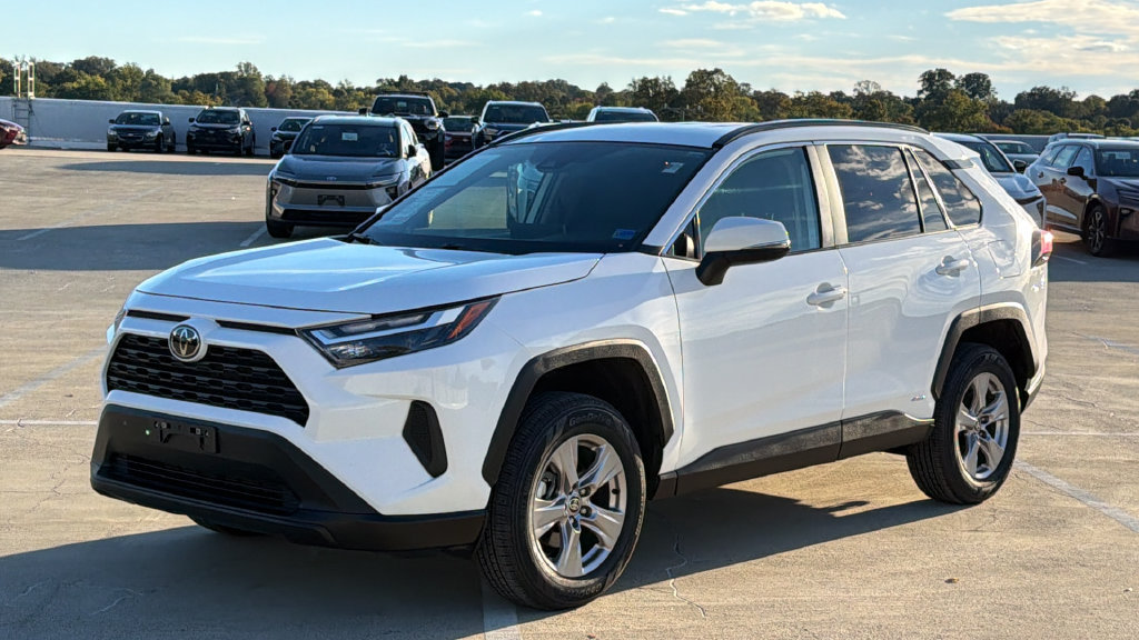 Used 2025 Toyota RAV4 XLE AWD/4WD image 2