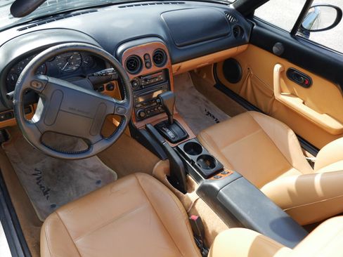 Used 1997 MAZDA MX-5 Miata RWD image 34