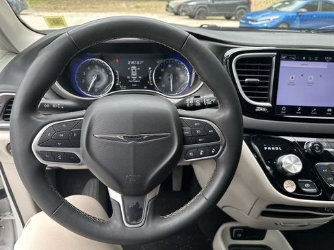 Used 2024 Chrysler Pacifica Touring-L FWD image 15