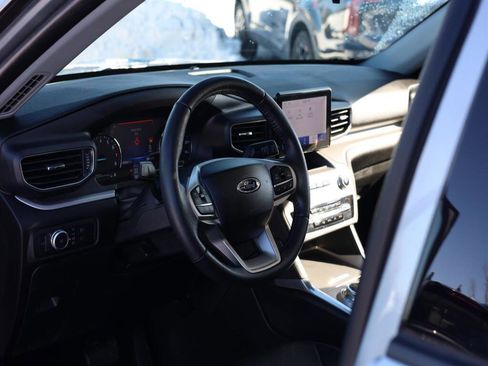 Used 2022 Ford Explorer XLT w/ Equipment Group 202A image 6