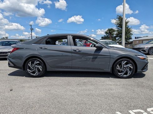 New 2025 Hyundai Elantra Limited image 2
