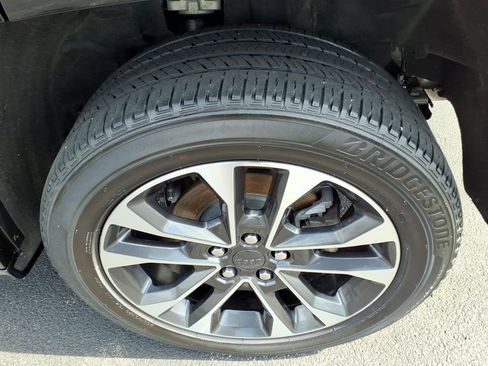 Used 2023 Jeep Grand Cherokee Overland w/ Luxury Tech Group IV AWD/4WD image 25