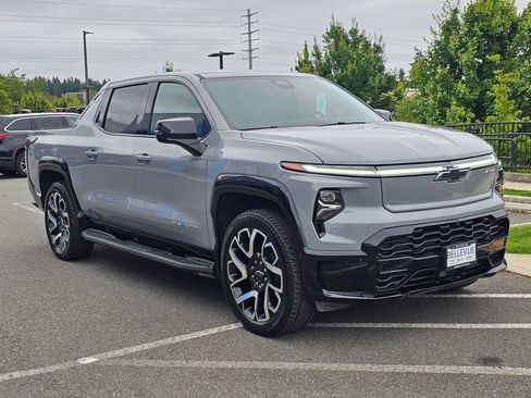 Used 2025 Chevrolet Silverado EV RST AWD/4WD image 7