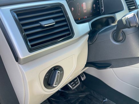 Used 2022 Volkswagen Atlas SEL R-Line image 28