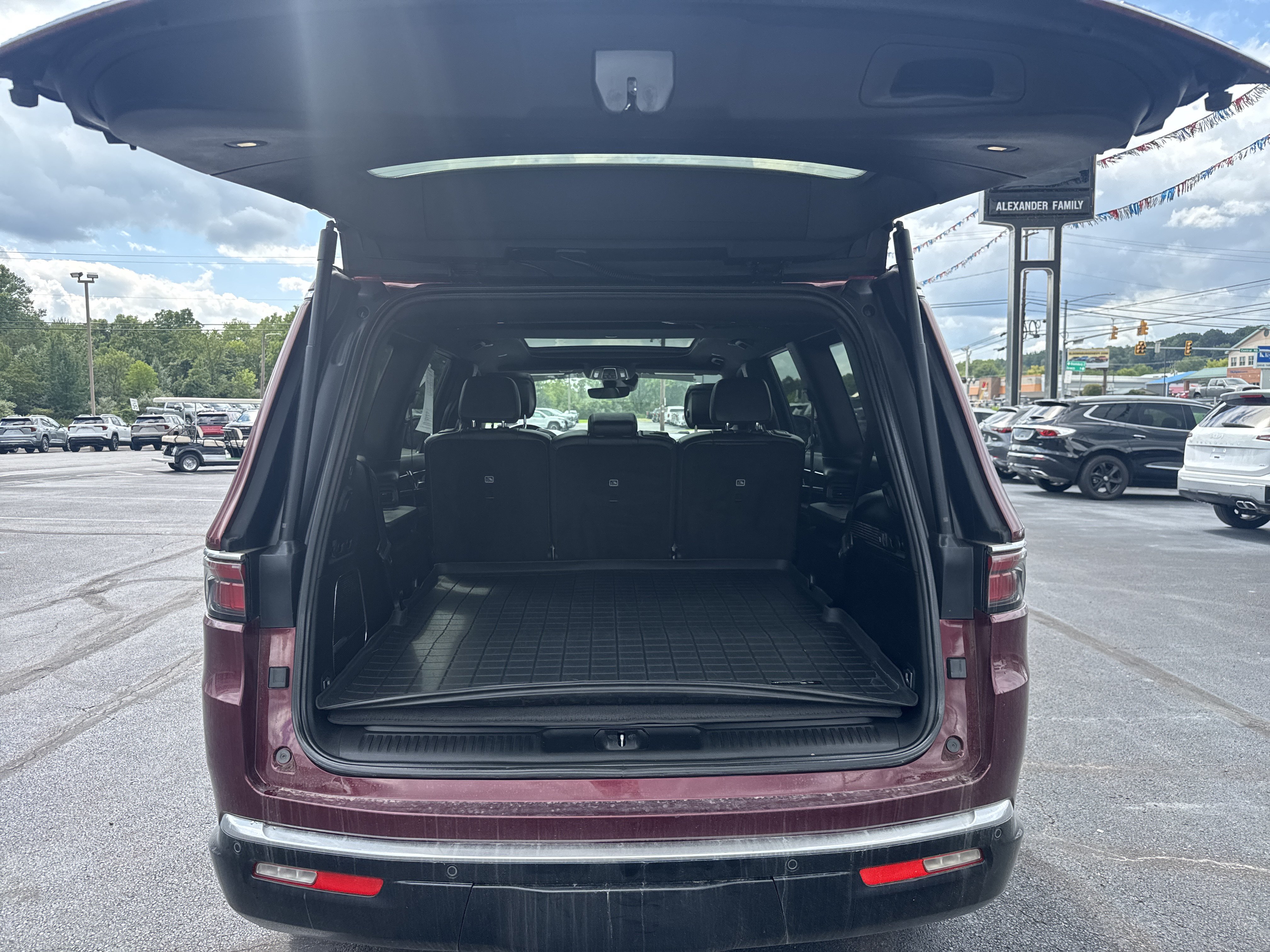 Used 2022 Jeep Wagoneer Series II w/ Premium Group I AWD/4WD image 9