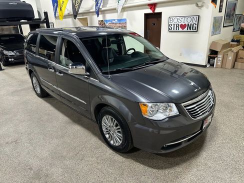 Used 2016 Chrysler Town & Country Touring-L w/ Driver Convenience Group image 5