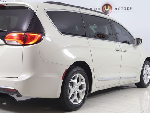 Used 2017 Chrysler Pacifica Touring-L w/ Tire & Wheel Group FWD image 45
