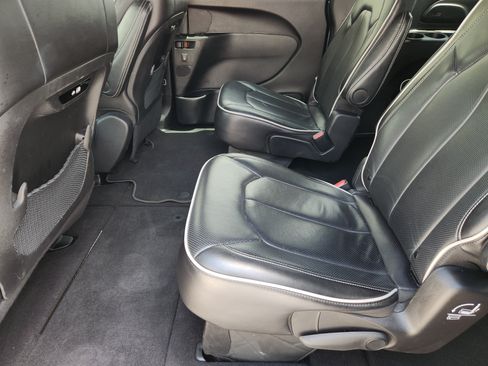 Used 2025 Chrysler Pacifica Limited FWD image 32
