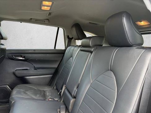 Used 2020 Toyota Highlander XLE AWD/4WD image 20