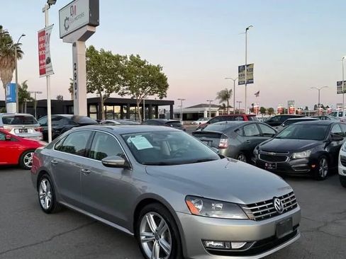 Used 2012 Volkswagen Passat 3.6 SE FWD image 2