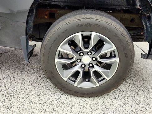 Used 2022 Chevrolet Silverado 1500 LT AWD/4WD image 9