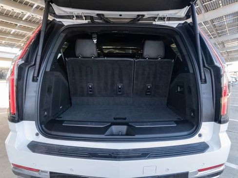 Used 2025 Cadillac Escalade Premium Luxury Platinum image 38