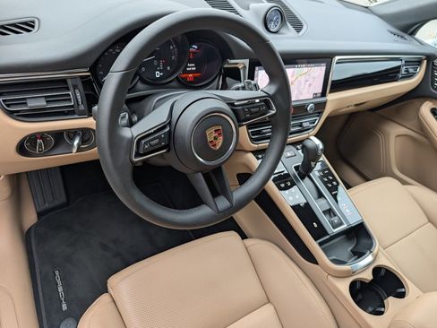 Certified 2025 Porsche Macan image 5