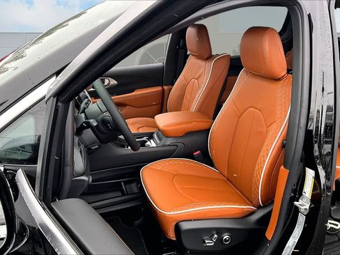 New 2026 Chrysler Pacifica Pinnacle w/ Trailer Tow Group image 11