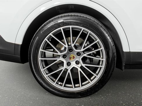 Used 2023 Porsche Cayenne Platinum Edition image 7