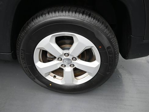 Used 2017 Jeep Compass Latitude w/ Safe & Security Group AWD/4WD image 20