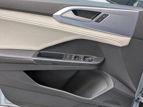 New 2025 Volkswagen Taos SE image 16
