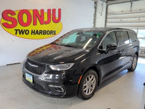 Used 2025 Chrysler Pacifica Select FWD image 1