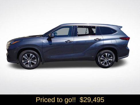 Used 2020 Toyota Highlander XLE AWD/4WD image 3