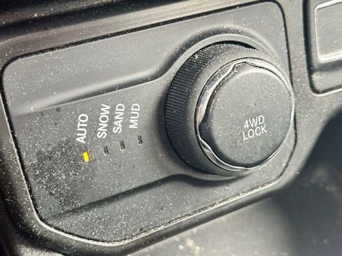 Used 2021 Jeep Renegade Latitude w/ Convenience Group AWD/4WD image 12