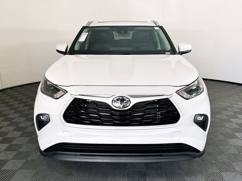 Used 2024 Toyota Highlander XLE FWD image 8