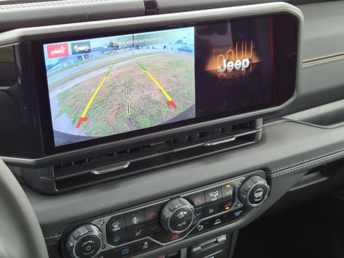 Used 2024 Jeep Wrangler Unlimited Sahara w/ Technology Group AWD/4WD image 14