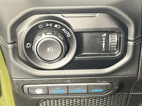 Used 2024 Jeep Wrangler Unlimited Sahara w/ Technology Group AWD/4WD image 19