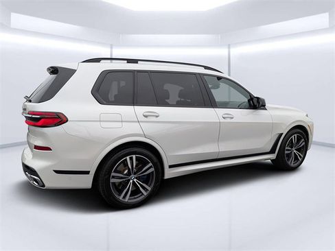 Used 2025 BMW X7 M60i image 3