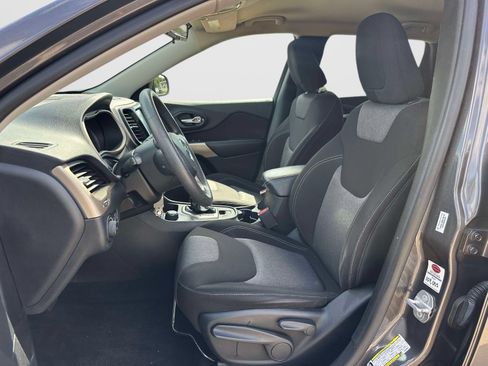 Used 2018 Jeep Cherokee Latitude AWD/4WD image 15
