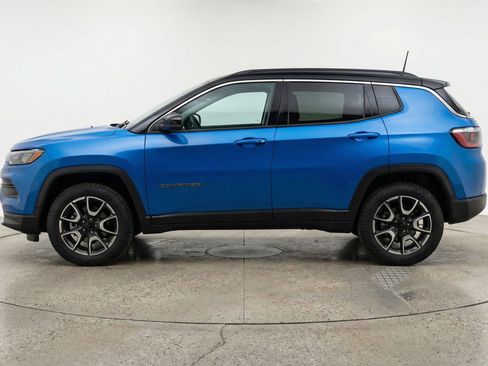 Used 2025 Jeep Compass Trailhawk image 5