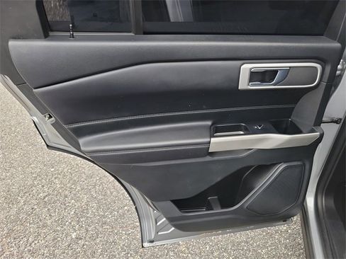 Used 2022 Ford Explorer XLT image 30